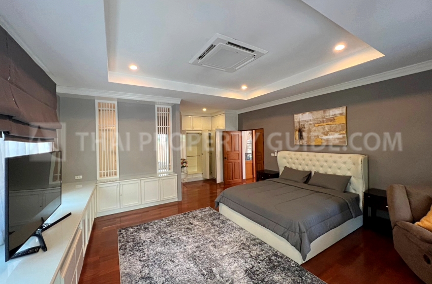 House with Private Pool in Sukhumvit 